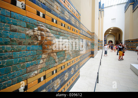 Germania, Berlino, Pergamon Museum, Lion da Ishtar Gate della antica città di Babilonia. Foto Stock