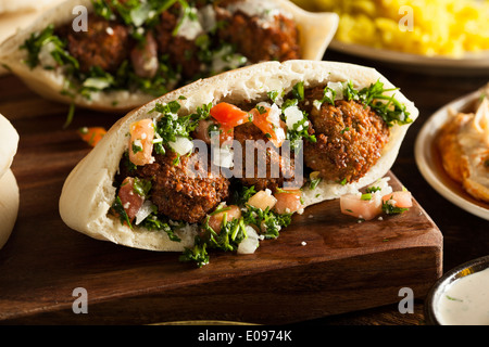 Sana Falafel vegetariani Pita con riso e insalata mista Foto Stock