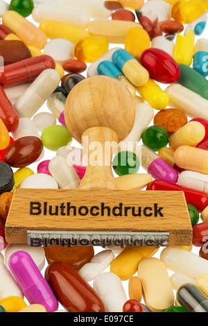 Timbro su compresse di colore, foto simbolico per alta pressione sanguigna, ricetta per dovere e medicinali Foto Stock