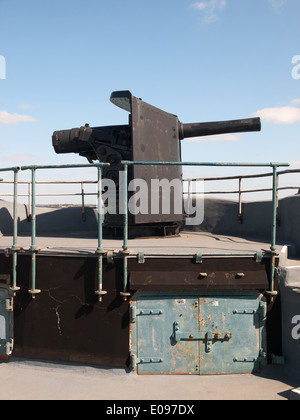 Pistola alla sommità del castello Calshot Hampshire REGNO UNITO Inghilterra si affaccia su Southampton acqua e il Solent Foto Stock