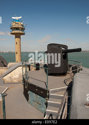 Pistola alla sommità del castello Calshot Hampshire REGNO UNITO Inghilterra si affaccia su Southampton acqua e il Solent Foto Stock