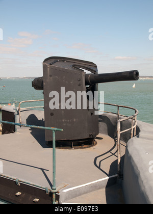 Pistola alla sommità del castello Calshot Hampshire REGNO UNITO Inghilterra si affaccia su Southampton acqua e il Solent Foto Stock