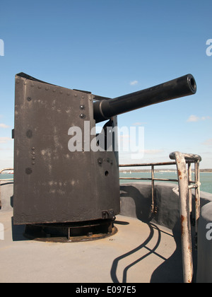 Pistola alla sommità del castello Calshot Hampshire REGNO UNITO Inghilterra si affaccia su Southampton acqua e il Solent Foto Stock