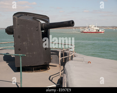 Pistola alla sommità del castello Calshot Hampshire England Regno Unito con un imbuto rosso traghetto per l'Isola di Wight in background Foto Stock