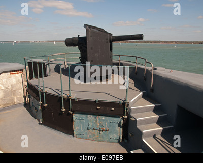 Pistola alla sommità del castello Calshot Hampshire REGNO UNITO Inghilterra si affaccia su Southampton acqua e il Solent Foto Stock