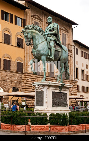 In bronzo statua equestre di Cosimo I del Giambologna 1594 in Piazza della Signoria a Firenze Italia Foto Stock