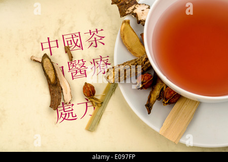 Una tazza di tè per la medicina tradizionale cinese, Eine Tasse Tee fuer traditionelle chinesische Medizin Foto Stock