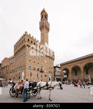 Cavallo e Carrozza in Piazza della Signoria Firenze Italia con Palazzo Vecchio e Logia della Signoria Foto Stock