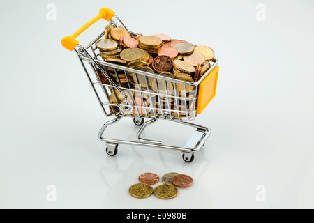 carrello pieno di monete in euro Foto stock - Alamy
