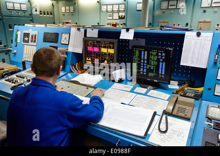 Ingegnere di lavoro a schermo di controllo sala di controllo con i pannelli a bordo la ricerca russo nave akademik sergey vavilov in mare Foto Stock