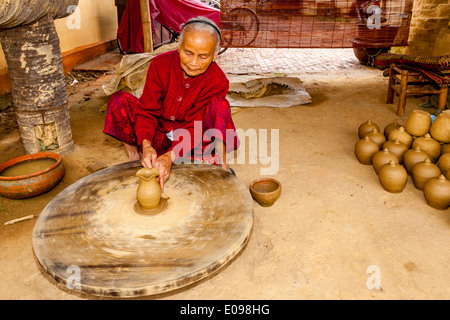 Donna anziana rendendo pentole, Hoi An, Quảng Nam Provincia, Vietnam Foto Stock