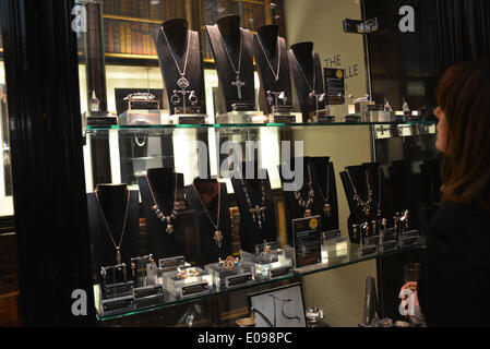 Londra, Regno Unito. Il 6 maggio 2014. "Nicky Butler' EGIZIANE / stile celtico Jewellery Collection launch party presso il British Museum in Lo0ndon. Foto di vedere Li/Alamy Live News Foto Stock