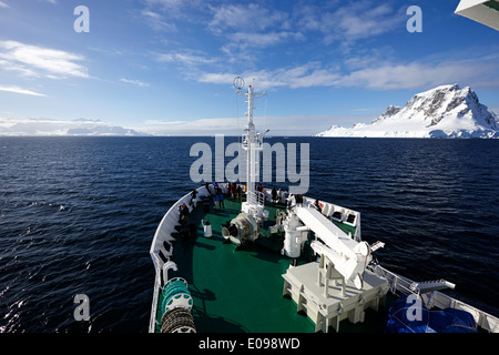 I passeggeri a bordo di una nave a vela tra anvers island e la penisola antartica Foto Stock