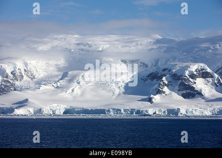 Montagne coperte di neve cappuccio di neve e ghiacciai antartici continentale wilhelmina bay Antartide Foto Stock