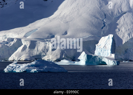 Iceberg e cappuccio di neve wilhelmina bay Antartide Foto Stock