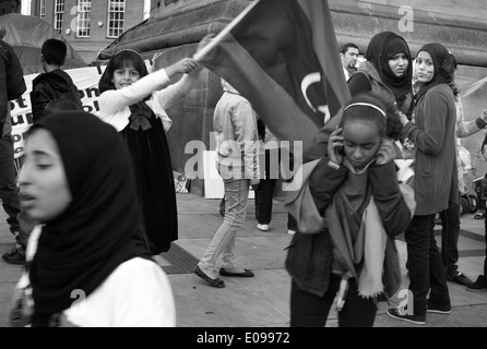 Festeggiamenti durante il rovesciamento del colonnello Gheddafi, Newcastle-upon-Tyne, Tyne and Wear Foto Stock