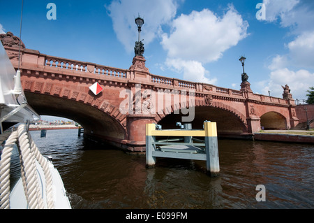 Germania Berlino, sul fiume Spree, Moltke Brucke, Moltkebrucke Bridge Foto Stock