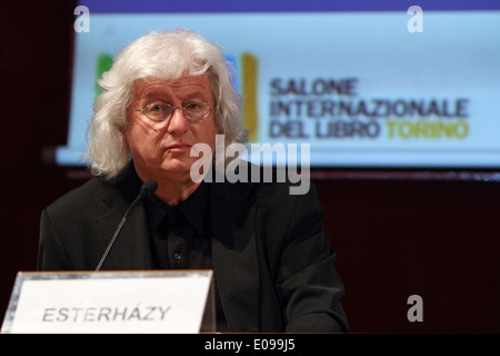 Lo scrittore ungherese Péter Esterházy (nato nel 1950) durante il suo discorso alla Fiera del Libro di Torino. Foto Stock