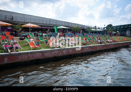 Germania Berlino, sul fiume Spree, persone in rilassanti sedie a sdraio sulla riva del fiume Spree Foto Stock