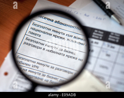 Lente di ingrandimento su un giornale parola bulgara business gratuito Foto Stock