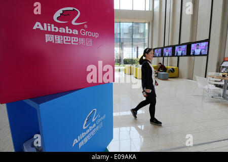 (140507) -- HANGZHOU, 7 maggio 2014 (Xinhua) -- un datore di lavoro passeggiate passato mostra scatole stampate con il logo del gruppo Alibaba in taobao città di Alibaba Group in Hangzhou, a est della capitale cinese della Provincia di Zhejiang, Marzo 25, 2014. Della Cina di e-commerce giant Alibaba ha presentato offerta pubblica iniziale (IPO) DOCUMENTO PER GLI STATI UNITI Securities and Exchange Commission (SEC) con piani di sollevare un miliardo di dollari, secondo la SEC informazioni e fonti ben informate. Gli analisti ha detto un miliardo di dollari è solo un iniziale nelle figure e che la quantità effettiva potrebbe essere molto più grande. (Xinhua/Ju Foto Stock