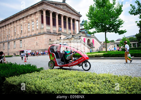 Germania, Berlino, quartiere Mitte, Museumsinsel isola, Alte Nationalgalerie vecchia galleria nazionale, Bike Taxi Foto Stock