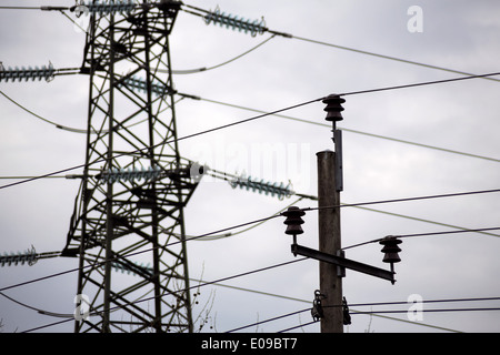 Il montante del flusso di alta tensione per la gestione del trasporto di corrente e l'energia., Der Strommast einer Hochspannungsleit Foto Stock