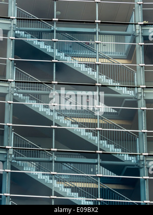 La stretta scalinata house e scale in una moderna Bueogebaeude dall'esterno, Das Stiegenhaus und Treppen in einem modernen B Foto Stock