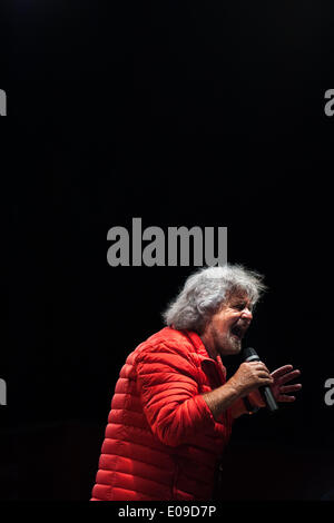 Palermo, Sicilia, Italia. Il 6 maggio, 2014. Palermo, 6 maggio 2014 -- Beppe Grillo, leader del Movimento 5 Stelle, cinque stelle di movimento, tenendo un discorso a Palermo durante la campagna di rally per il prossimo 2014 elezioni europee. Credito: Guglielmo Mangiapane/NurPhoto/ZUMAPRESS.com/Alamy Live News Foto Stock