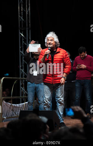 Palermo, Sicilia, Italia. Il 6 maggio, 2014. Palermo, 6 maggio 2014 -- Beppe Grillo, leader del Movimento 5 Stelle, cinque stelle di movimento, tenendo un discorso a Palermo durante la campagna di rally per il prossimo 2014 elezioni europee. Credito: Guglielmo Mangiapane/NurPhoto/ZUMAPRESS.com/Alamy Live News Foto Stock