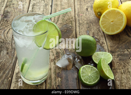 Bibite fresche con lime e ghiaccio Foto Stock