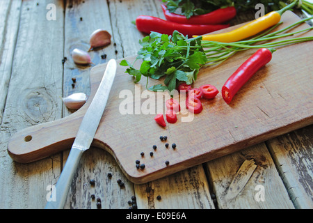 Ortaggi freschi di taglio sul tavolo da cucina Foto Stock