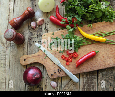 Le verdure e le erbe sul tavolo da cucina Foto Stock