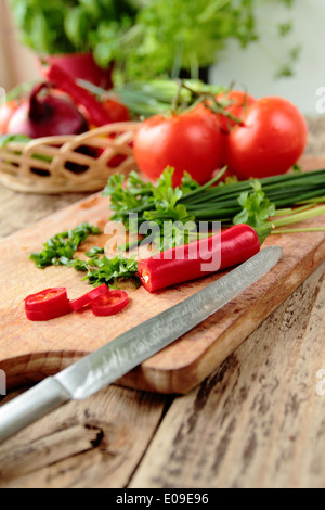 Ortaggi freschi per il taglio sulla scheda di cucina Foto Stock