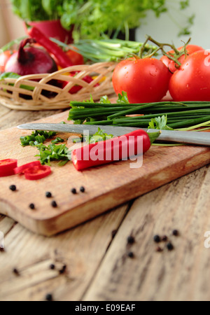 Ortaggi freschi di taglio sul tavolo da cucina Foto Stock