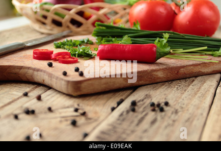 Ortaggi freschi sulla scheda di cucina Foto Stock