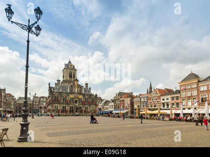 DELFT HOLLAND MARKT SQUARE GUARDANDO VERSO LA STADHUIS O MUNICIPIO Foto Stock