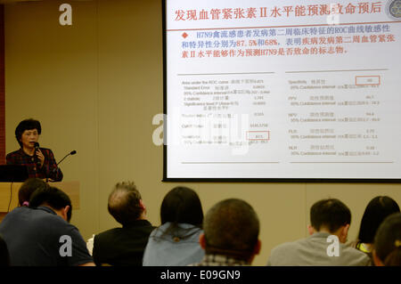 (140507) -- HANGZHOU, 7 maggio 2014 (Xinhua) -- Li Lanjuan, ricercatore presso l'Accademia Cinese di ingegneria e uno specialista in H7N9 prevenzione, indirizzi di una conferenza stampa a Hangzhou, a est della capitale cinese della Provincia di Zhejiang, 6 maggio 2014. Un essere umano sangue proteina è stata trovata essere associata con l'H7N9 Tasso di incidenti mortali, secondo uno studio di medicina cinese di scienziati. Lo studio, pubblicato nella natura delle comunicazioni su Martedì, ha dimostrato che il sangue i livelli plasmatici di angiotensina II sono più elevati in H7N9 di pazienti e può essere utilizzato per prevedere il loro deterioramento fisico. L'angiotensina II è un essere umano Foto Stock