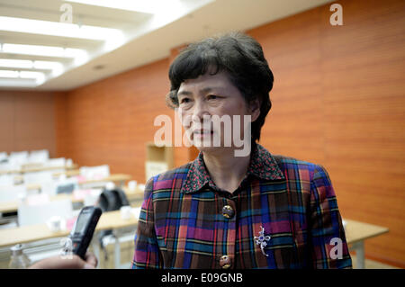 (140507) -- HANGZHOU, 7 maggio 2014 (Xinhua) -- Li Lanjuan, ricercatore presso l'Accademia Cinese di ingegneria e uno specialista in H7N9 prevenzione, riceve un'intervista dopo una conferenza stampa di Hangzhou, a est della capitale cinese della Provincia di Zhejiang, 6 maggio 2014. Un essere umano sangue proteina è stata trovata essere associata con l'H7N9 Tasso di incidenti mortali, secondo uno studio di medicina cinese di scienziati. Lo studio, pubblicato nella natura delle comunicazioni su Martedì, ha dimostrato che il sangue i livelli plasmatici di angiotensina II sono più elevati in H7N9 di pazienti e può essere utilizzato per prevedere il loro deterioramento fisico. Angioten Foto Stock