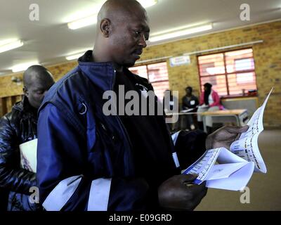 Pretoria, Sud Africa. Il 7 maggio, 2014. Un uomo controlla il suo voto in corrispondenza di una stazione di sondaggio a Pretoria, Sud Africa, 7 maggio 2014. In Sud Africa il mercoledì ha dato dei calci a fuori dalla sua elezione generale che è la prima elezione durante il post-Mandela era. Credito: Li Qihua/Xinhua/Alamy Live News Foto Stock