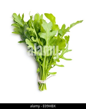 Fresche foglie di rucola su sfondo bianco Foto Stock