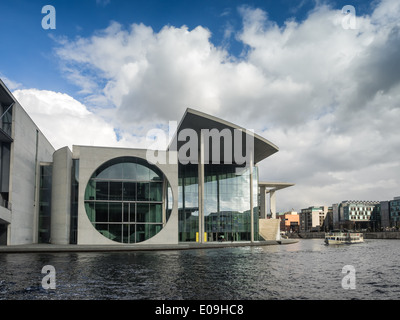 Fiume Spree davanti alla cancelleria tedesca (Bundeskanzleramt) di Berlino Foto Stock