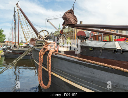 OLD DUTCH chiatte ormeggiate nel canale GALGEWATER IN LEIDEN OLANDA Foto Stock
