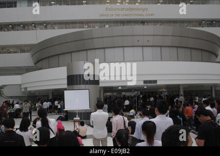 Bangkok, Tailandia. Il 7 maggio, 2014. Popolo Thai attendere al di fuori della Corte Costituzionale per notizie su Yingluck di abuso di potere caso a Bangkok, Thailandia, 7 maggio 2014. In thailandia la Corte costituzionale il mercoledì ha dichiarato che il primo ministro lo stato di Yingluck Shinawatra era chiuso per abuso di potere in un trasferimento di personale nel 2011. © Rachen Sageamsak/Xinhua/Alamy Live News Foto Stock