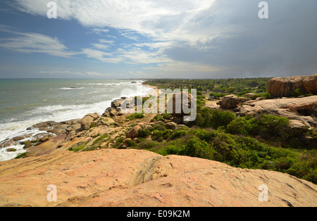 Wild e ruvida costa di Kirinda, nel sud dello Sri Lanka vicino a Yala National Park in tempo di monsone. Foto Stock