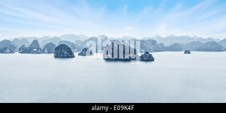 La mattina presto del paesaggio nebbia blu e rocce calcaree presso la Baia di Ha Long sul Mare della Cina del Sud Vietnam del Sud-est asiatico di sfondo di viaggio Foto Stock