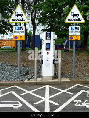 Ecotricity veicolo elettrico stazione di carica in servizi sulla autostrada M4 in Inghilterra Foto Stock