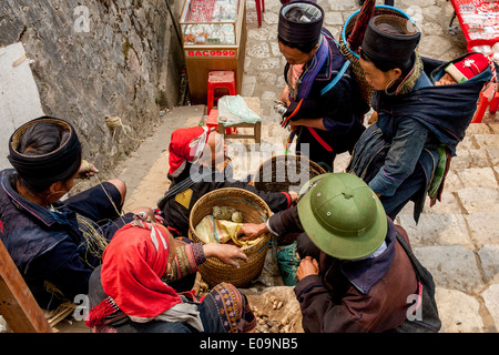 Le donne dalla Black Hmong e Red Dao Hill Tribe al mercato di Sa Pa, Lao Cai Provincia, Vietnam Foto Stock