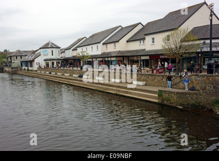 Riverside centro commerciale accanto al fiume Claddau in Haverfordwest, Galles Foto Stock