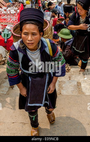 Una donna dalla Black Hmong Hill Tribe al mercato di Sa Pa, Lao Cai Provincia, Vietnam Foto Stock